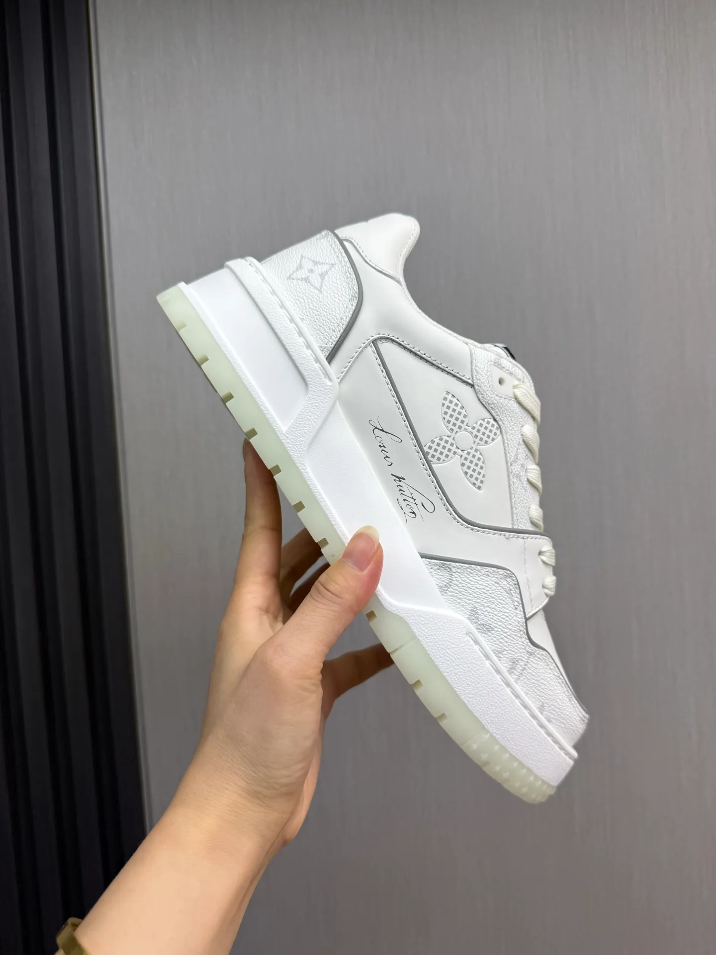 Men's shoes 💰860💰 LV. High version counters are on sale at the same time ⬆️ Men's new sneakers 🔥 The uppers are imported cowhide; "High-end, high-end, classy, ​​noble" workmanship is exquisite (original cowhide is used inside), soles: Original outsole specially provided by the original factory, taken in real life 🎬. Yardage: 38-44. (38.45 can be customized)